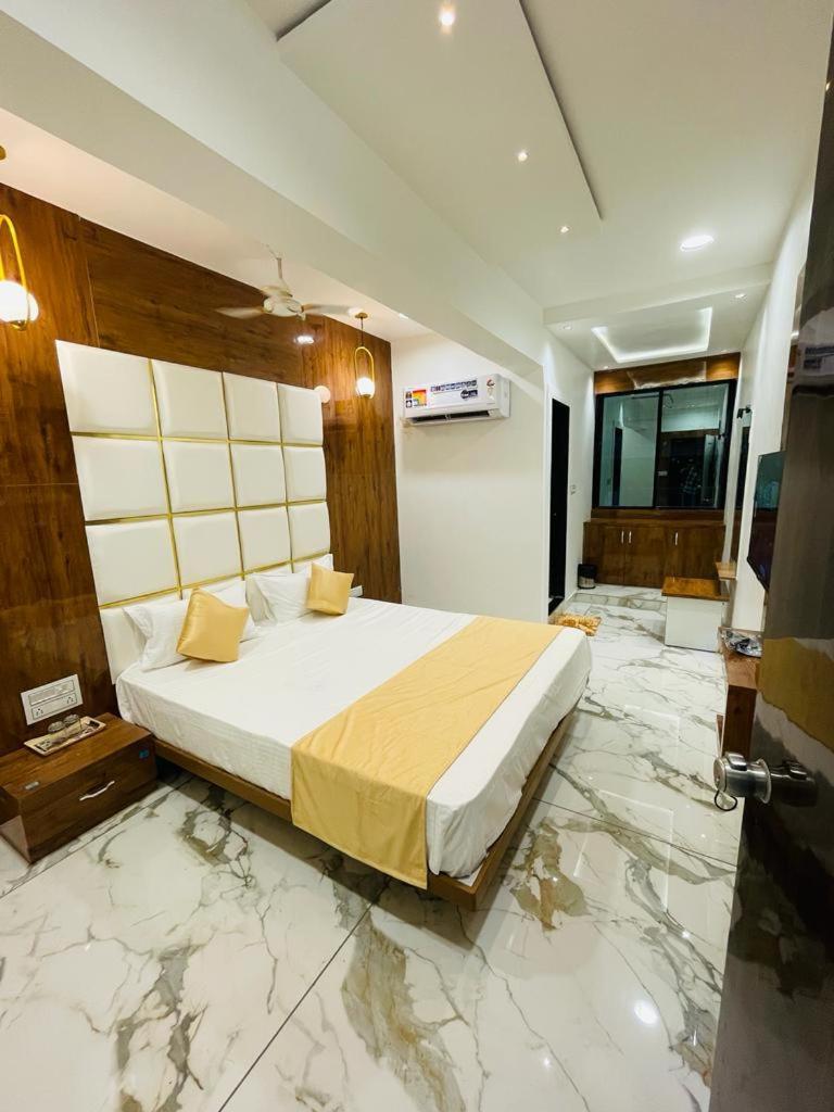 Hotel New German 아흐메다바드 외부 사진